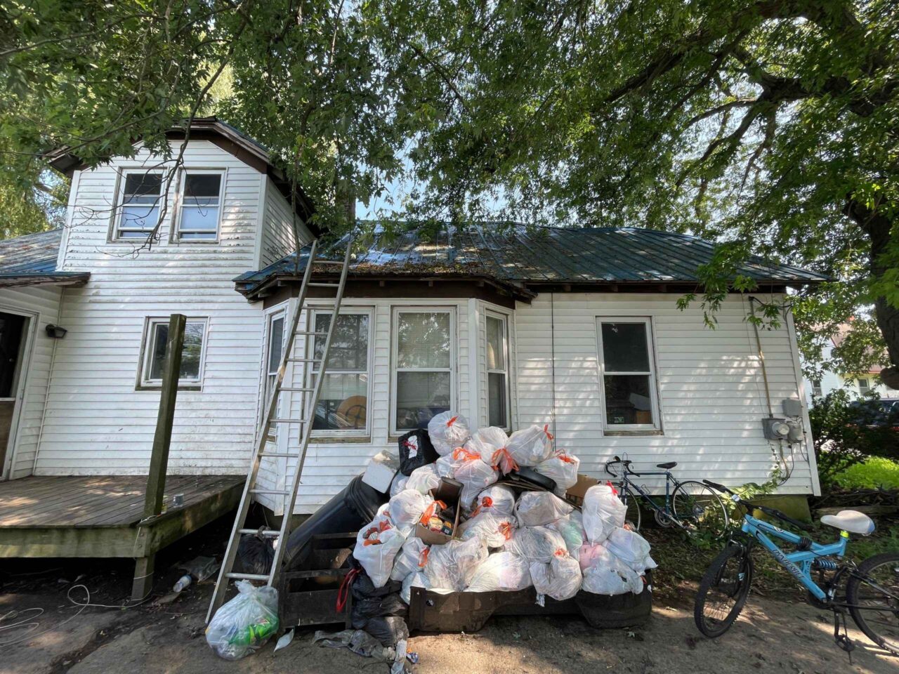 Exterior Trash Bags (1) Exterior Trash Bags (1)